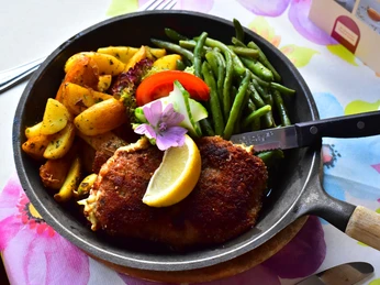 Schnitzel mit Kartoffeln und Bohnen