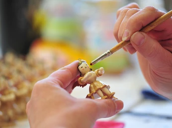 Blank Kunsthandwerk in Grünhainichen - Bemalen der berühmten Faltenrockengel