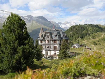 Wanderung von der Riederalp durch den Aletschwald zu den Chatzulechern
