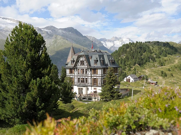 Wanderung von der Riederalp durch den Aletschwald zu den Chatzulechern