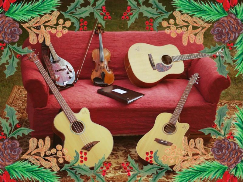 AcousticJam_Weihnachtssingen_20-12-24_web.jpg Vier Musikinstrumente und ein Notizbuch liegen auf einem roten Sofa, umrahmt von dekorativen Zweigen.