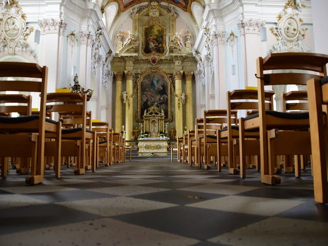 Weg zum Altar in der Jesuitenkirche
