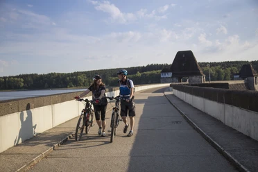 Radfahrer auf der Staumauer