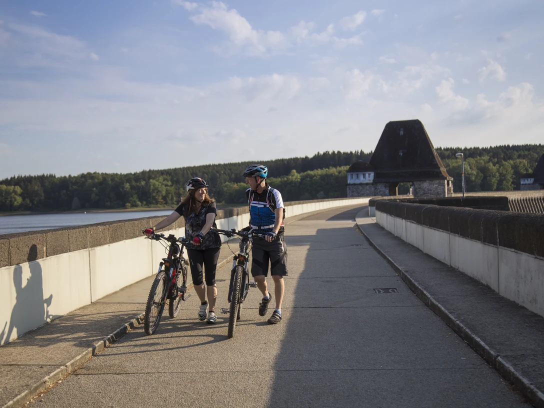 Radfahrer auf der Staumauer
