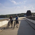 Radfahrer auf der Staumauer