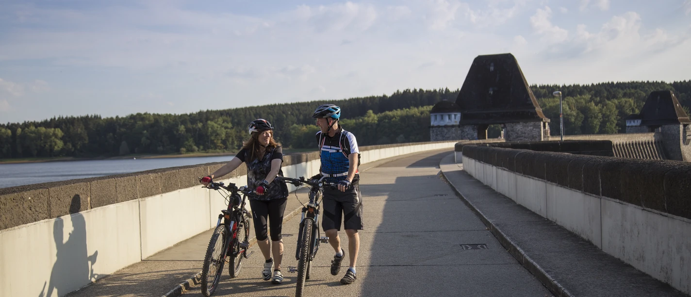 Radfahrer auf der Staumauer