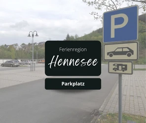 Leerer Parkplatz mit Markierungen, touristische Region, Park- und Wohnmobilschild.