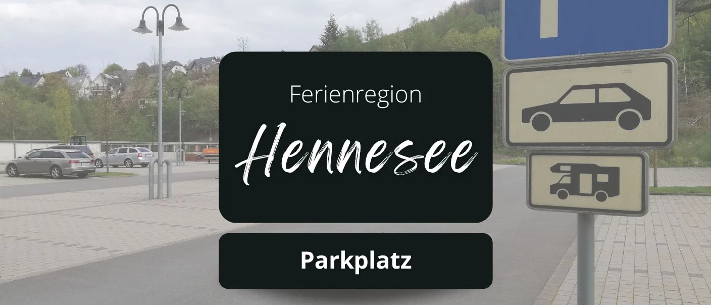 Leerer Parkplatz mit Markierungen, touristische Region, Park- und Wohnmobilschild.