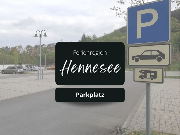 Leerer Parkplatz mit Markierungen, touristische Region, Park- und Wohnmobilschild.