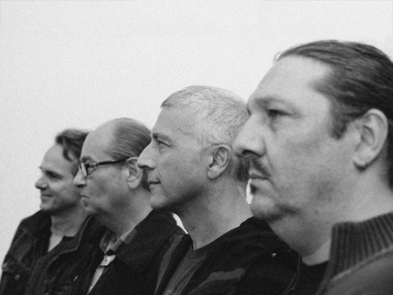 CCR24-web.jpg Vier Männer unterschiedlichen Alters stehen in einer Reihe seitlich, bei einem Schwarz-Weiß-Porträt.