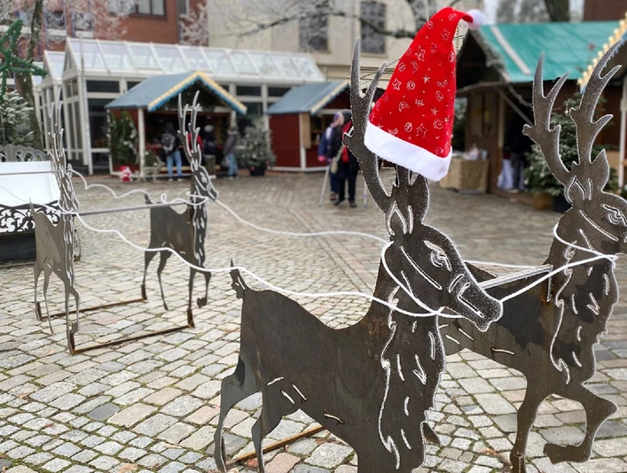 Weihnachtsmarkt - Ernst-Reuter-Platz Das Bild zeigt Rentiere aus Metall auf dem Ernst-Reuter-PlatzThe picture shows metal reindeer on Ernst-Reuter-PlatzBilledet viser rensdyr af metal på Ernst-Reuter-PlatzDe foto toont metalen rendieren op Ernst-Reuter-Platz