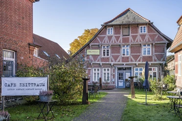 Café Zeittraum im Zentrum von Bleckede Cafe im alten Fachwerkhaus mitten in Bleckeder Zentrum mit Cafegarten