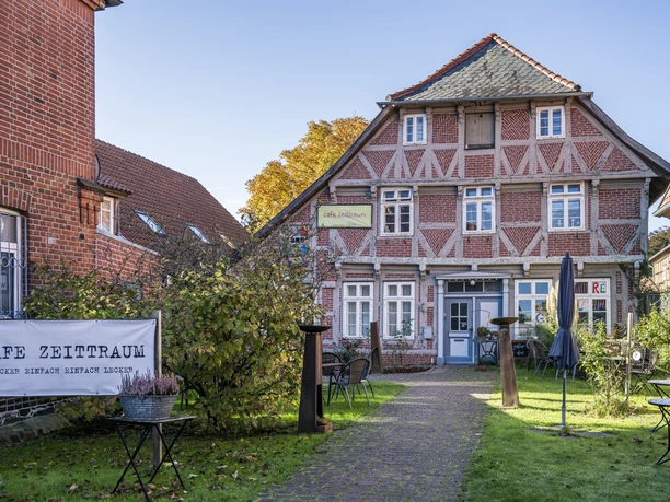 Café Zeittraum im Zentrum von Bleckede Cafe im alten Fachwerkhaus mitten in Bleckeder Zentrum mit Cafegarten