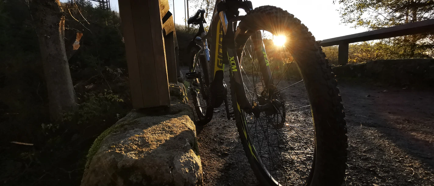 Mountainbike im Sonnenuntergang
