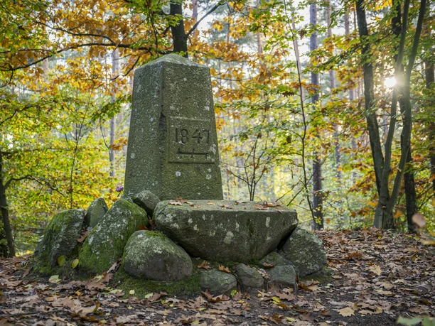 Gedenkstein auf dem Telegraphenberg in Breetze Gedenkstein auf dem Telegraphenberg in Breetze von 1847