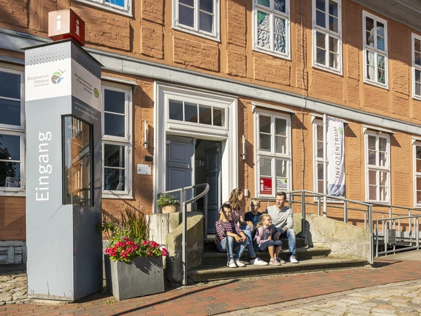 Touristenfamilie vor dem Eingang des Biosphaerium Elbtalaue im Bleckeder Schloss