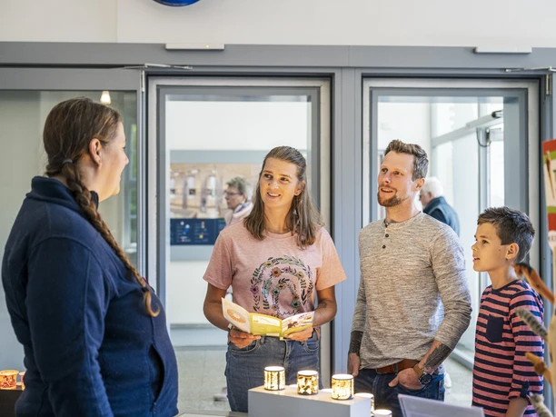 Tourismus Information im Biosphärium Elbtalaue Beratung am Infotresen der Touristinformation im Biosphärium Elbtalaue