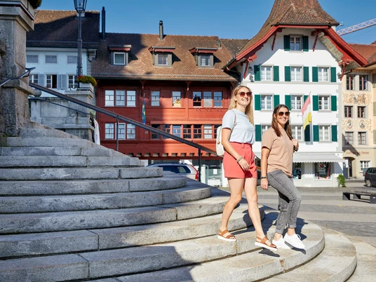 Auf der Kirchentreppe, im Hintergrund ein Teil der Müligasse