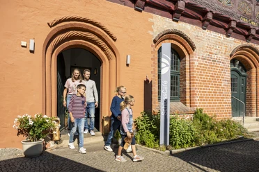 Gäste im Eingang des Café Herr Biber im Schlosss Bleckede Familie im Eingang des Café Herr Biber im Schlosss Bleckede