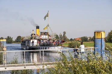 Ankunft Raddampfer Kaiser Wilhelm Ankunft des Raddampfer Kaiser Wilhelm im Hafen Bleckede