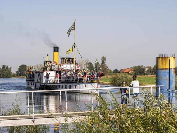 Ankunft Raddampfer Kaiser Wilhelm Ankunft des Raddampfer Kaiser Wilhelm im Hafen Bleckede
