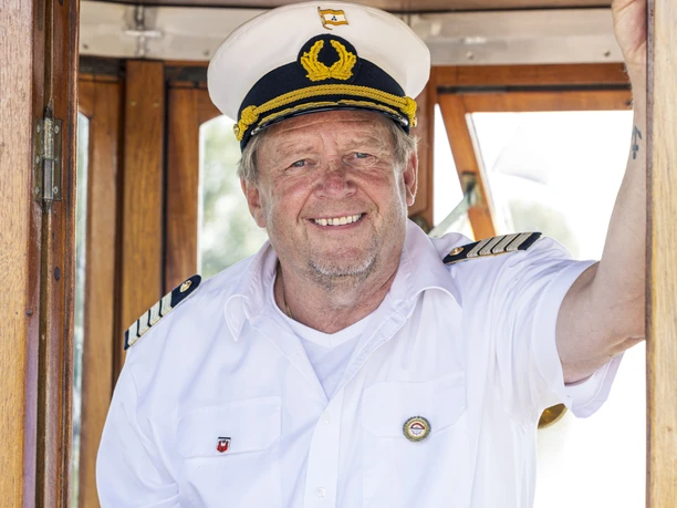 Kaptajn på hjuldamperen Kaiser Wilhelm Kaptajnen på Kaiser Wilhelm i sit styrehus