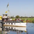 Paddle steamer Kaiser Wilhelm at the Bleckede ferry terminal Landgang in Bleckede, Touristen winken Schaulustigen zu Shore leave in Bleckede, tourists wave to onlookersDébarquement à Bleckede, les touristes font des signes aux badaudsStrandverlof in Bleckede, toeristen zwaaien naar toeschouwersLandgang i Bleckede, turister vinker til tilskuere
