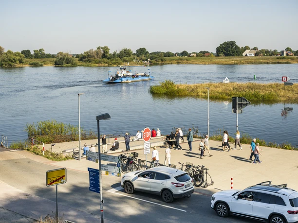 Bleckede haven Uitzicht op de haven van Bleckede met de veerboot "Amt Neuhaus".