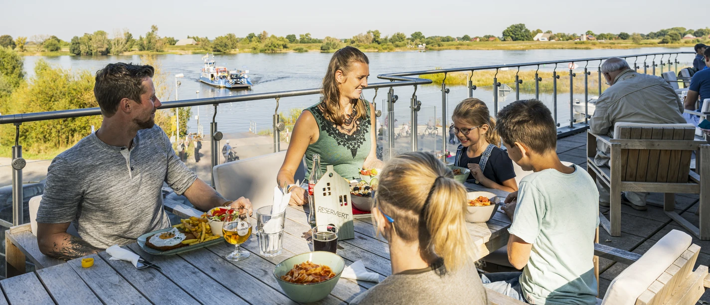 obere Terrasse der Hafenmieze mit Hafenblick Familie genießt beim Essen auf der oberen Terrasse den Blick auf den Hafen von Bleckede
