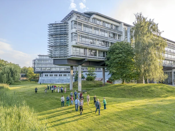 Eventgarten Kongresshotel Potsdam Eine Gruppe läuft über den Eventgarten beim Kongresshotel Potsdam