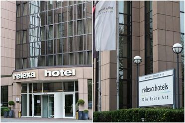 Hoteleingang des relexa hotel Airport Düsseldorf-Ratingen Eingangsbereich des relexa hotel Airport Düsseldorf-Ratingen mit modernen Glas- und Steinelementen.