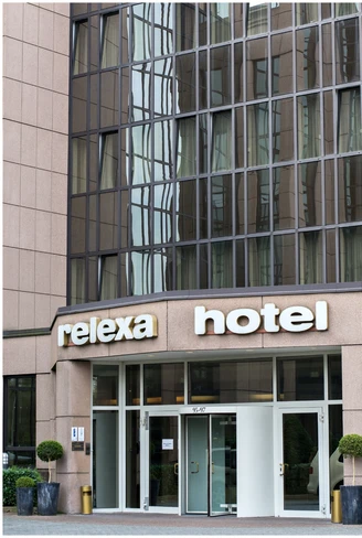 Hoteleingang des relexa hotel Airport Düsseldorf-Ratingen Eingangsbereich des relexa hotel Airport Düsseldorf-Ratingen mit modernen Glas- und Steinelementen.