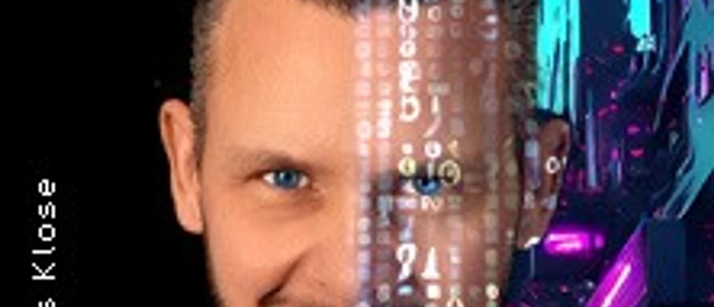 Porträt eines lächelnden Mannes, dessen Gesicht teils mit digitalen Codes und futurärer Grafik überlagert ist.