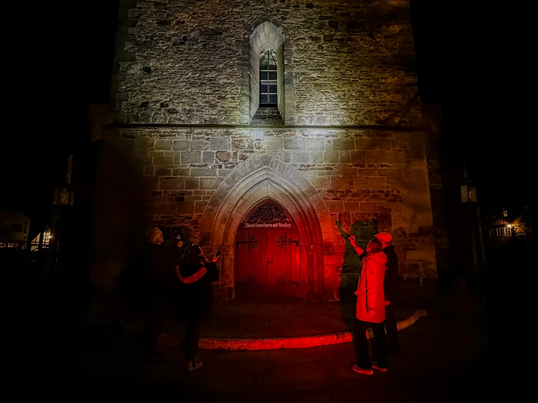 Stadtführung mit der Taschenlampe in Rinteln an der Kirche St. Nikolai Stadtführung mit der Taschenlampe in Rinteln an der Kirche St. Nikolai