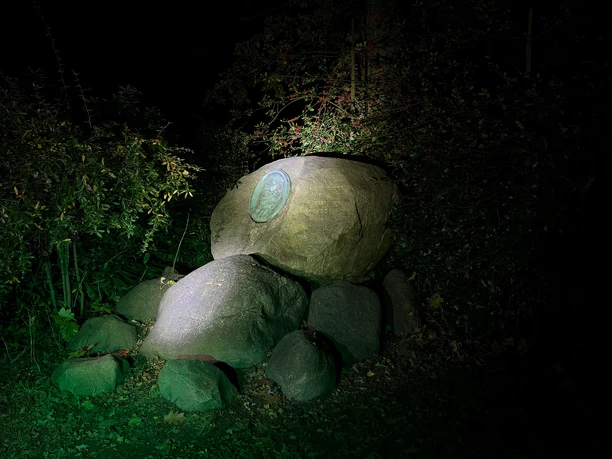 Stadtführung mit der Taschenlampe in Rinteln am Gedenkstein im Blumenwall Stadtführung mit der Taschenlampe in Rinteln am Gedenkstein im Blumenwall