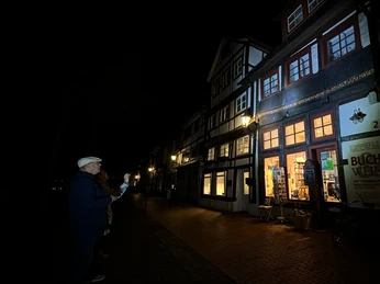 Stadtführung mit der Taschenlampe in Rinteln am Haus Volckmar Stadtführung mit der Taschenlampe in Rinteln am Haus Volckmar