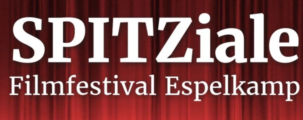 Unbenannt.JPG Roter Vorhang mit weißem Schriftzug: "SPITZiale Filmfestival Espelkamp", kreative Veranstaltung.