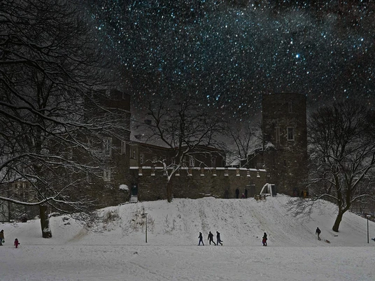 Adventssingen-BurgFrankenkenberg©Beyer-Beckers.jpg Verschneiter Frankenberger Park und Burg unter Sternenhimmel.