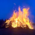 osterfeuer Großes, hell loderndes Osterfeuer vor tiefblauem Abendhimmel.