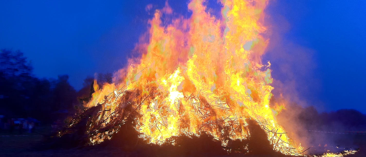 osterfeuer Großes, hell loderndes Osterfeuer vor tiefblauem Abendhimmel.