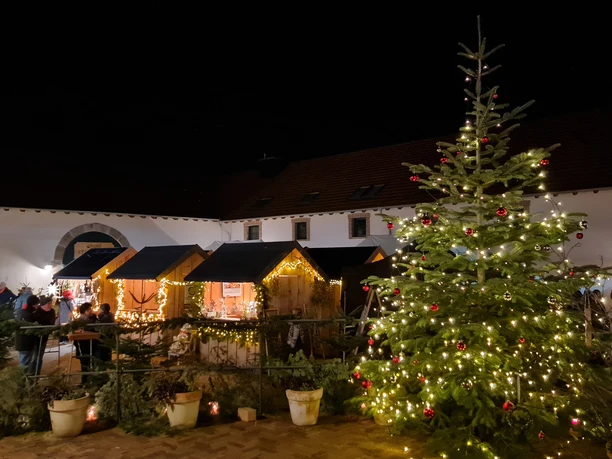 Weihnachtsmarkt am Abend 1