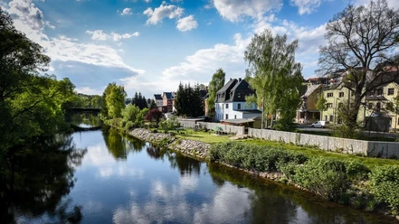 Mulde mit Hochwasserschutzmauer