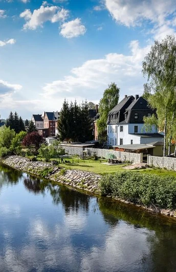 Mulde mit Hochwasserschutzmauer