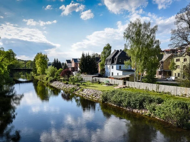 Mulde mit Hochwasserschutzmauer