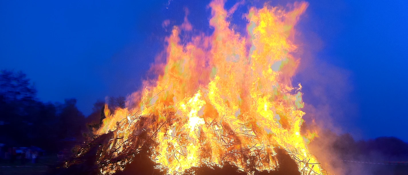osterfeuer Großes, hell loderndes Osterfeuer in der Dunkelheit.