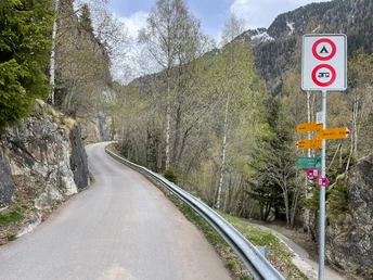 Abzweigung zum Stausee / Einstieg Klettersteig