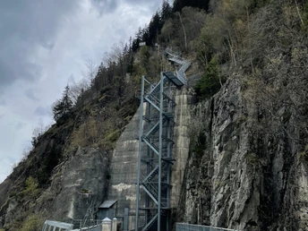 Treppenauf-/abstieg Staumauer Gibidum