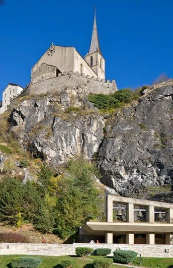 Raron: Felsen und Burg