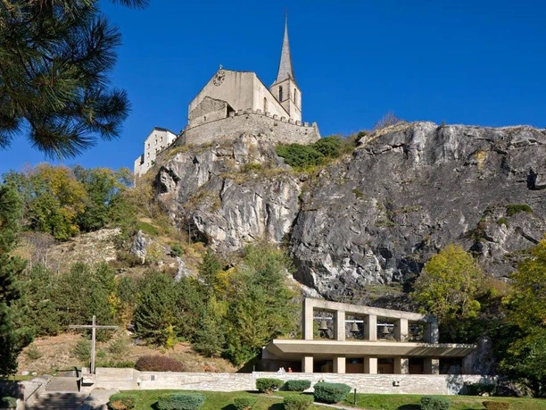 Raron: Felsen und Burg
