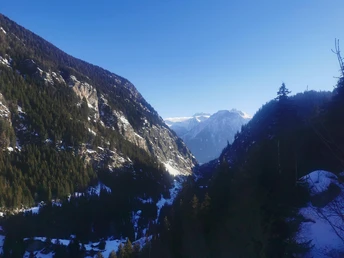 Von Rischinen zum Stausee Gibidum